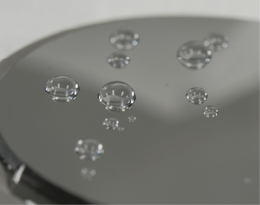 高い撥水性で視界を確保
